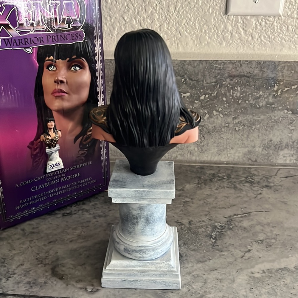 NIB XENA COLD CAST PORCELAIN STATUE - Picture 7 of 9